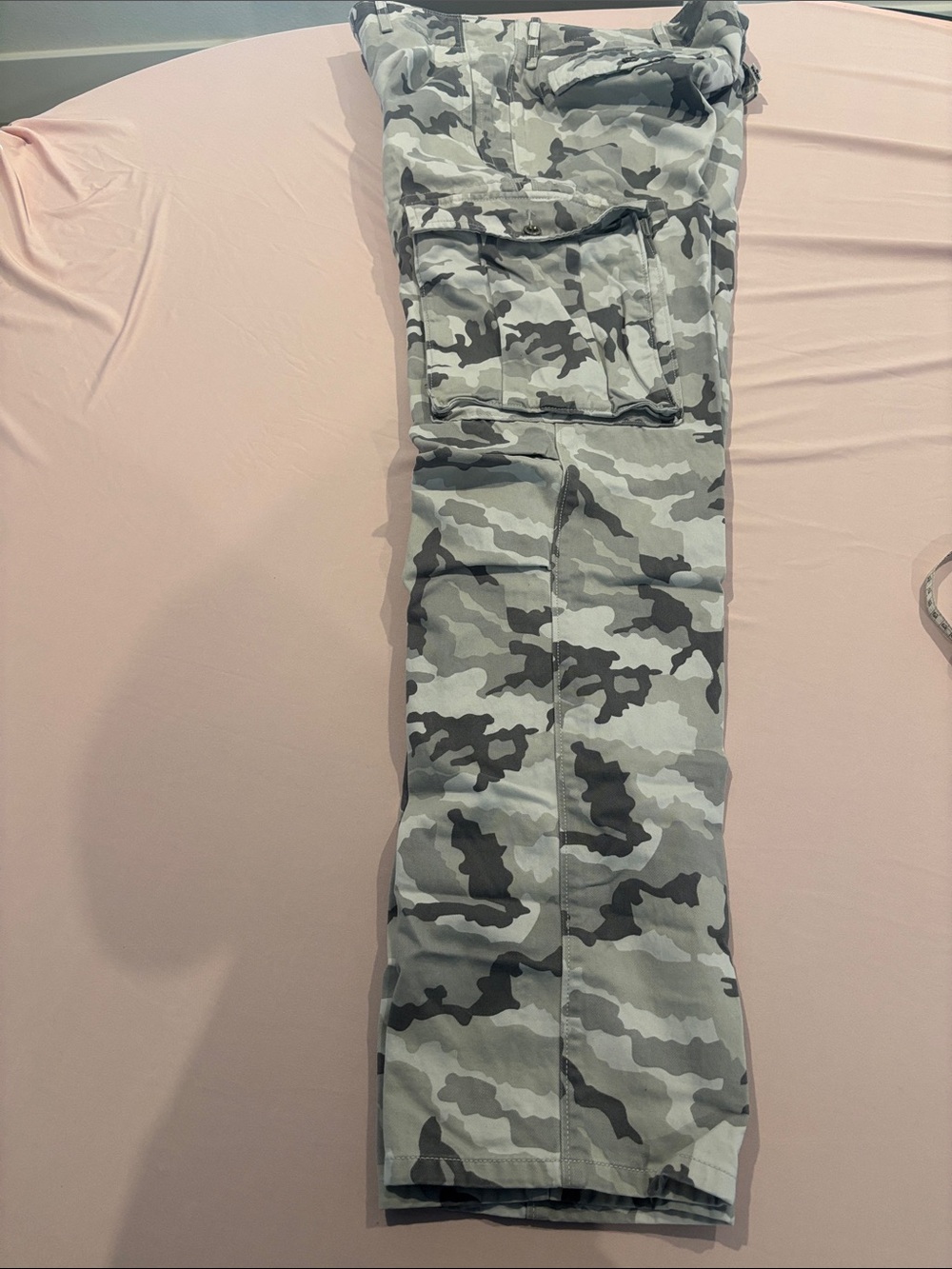 Levi's Men's Relaxed Cargo Jeans in Gray Camo - Picture 7 of 8